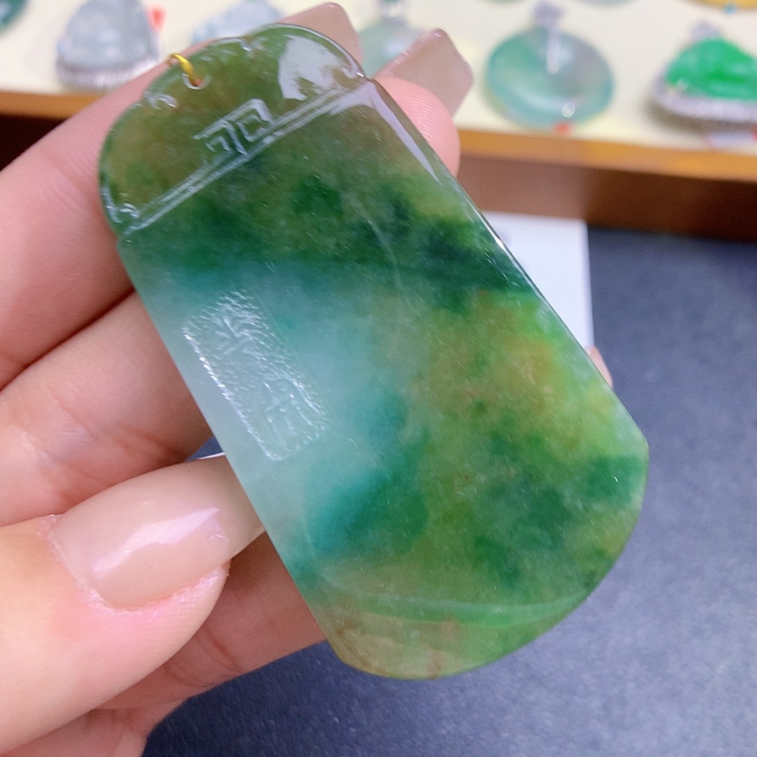 翡翠颈饰未镶嵌无事牌