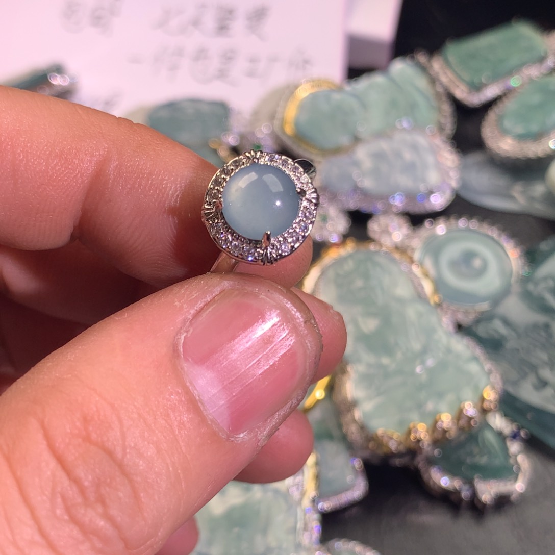 翡翠颈饰未镶嵌戒指