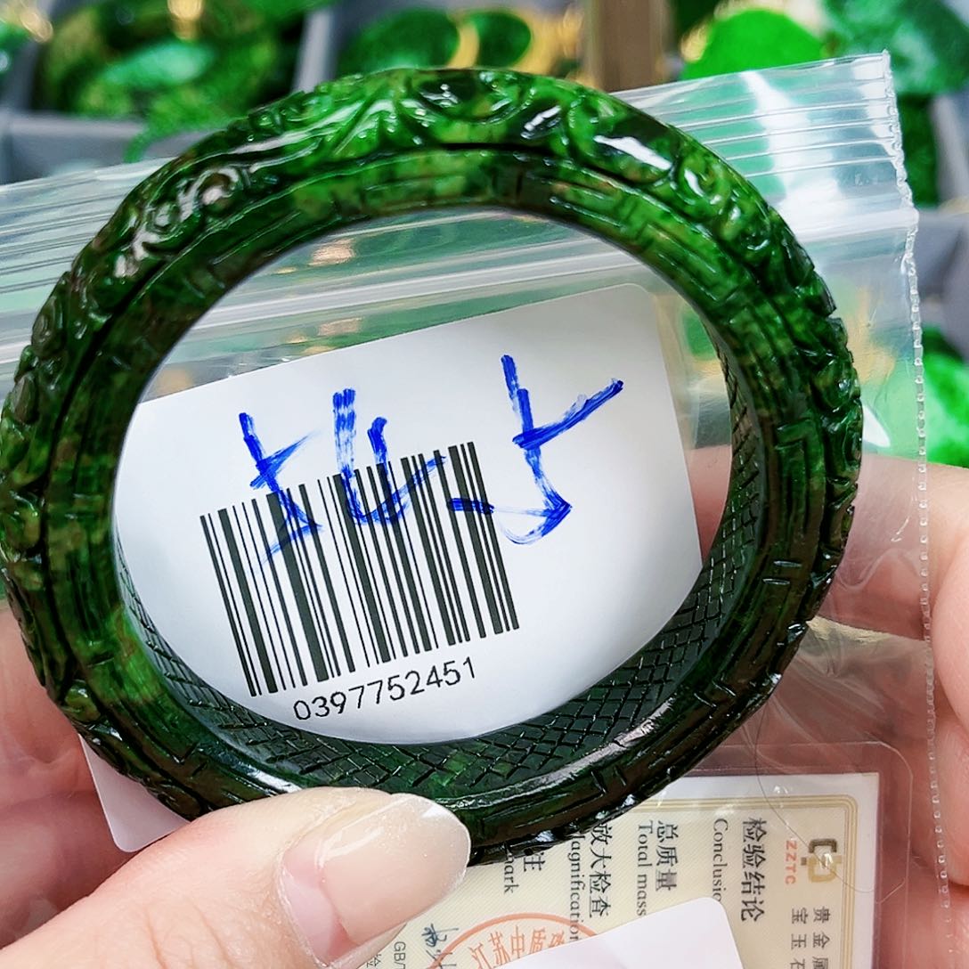 翡翠颈饰未镶嵌手镯