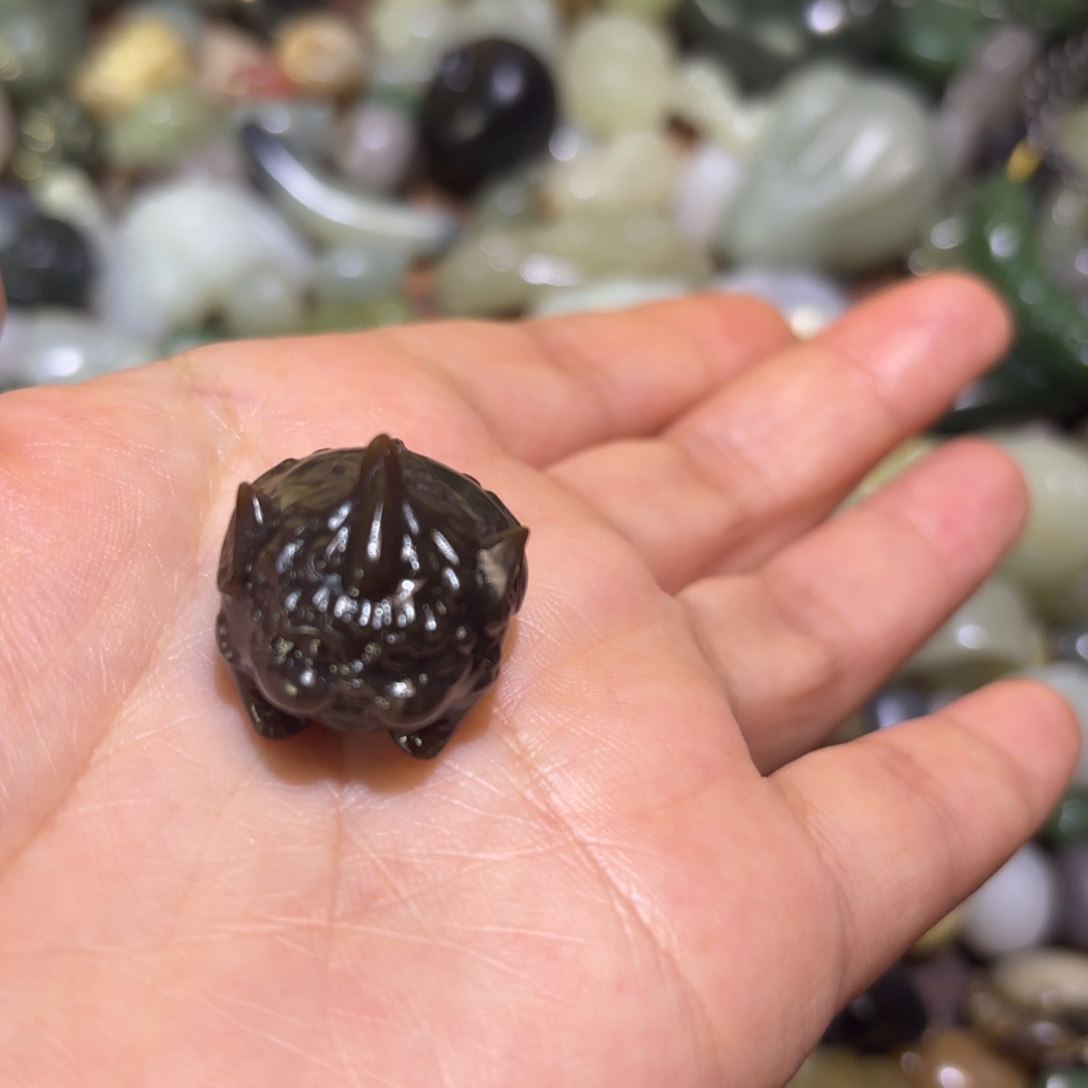 L***y和田玉未镶嵌珠宝半成品