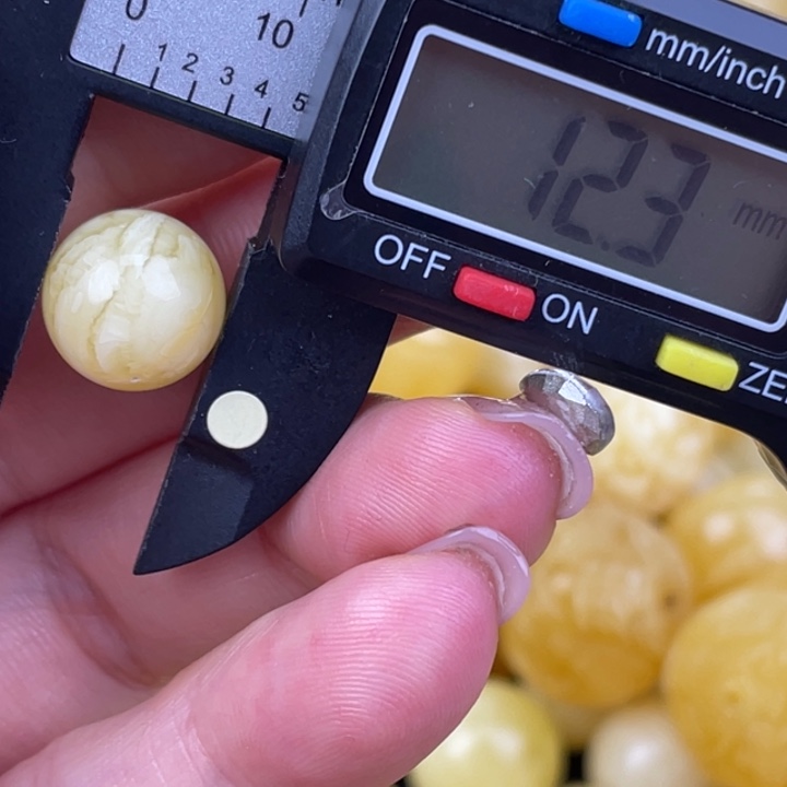 蜜蜡未镶嵌裸石微瑕775