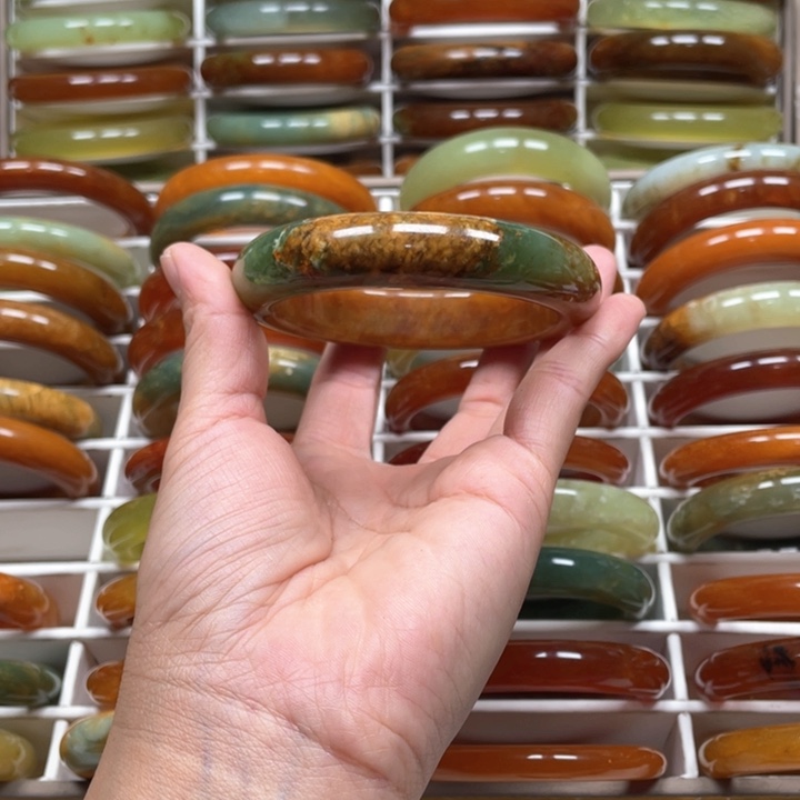 蛇纹石玉手镯未镶嵌