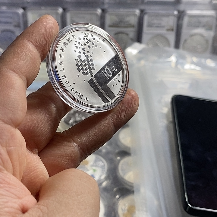 纯银瑕疵品无盒证特价09年世博会彩银币一枚如图