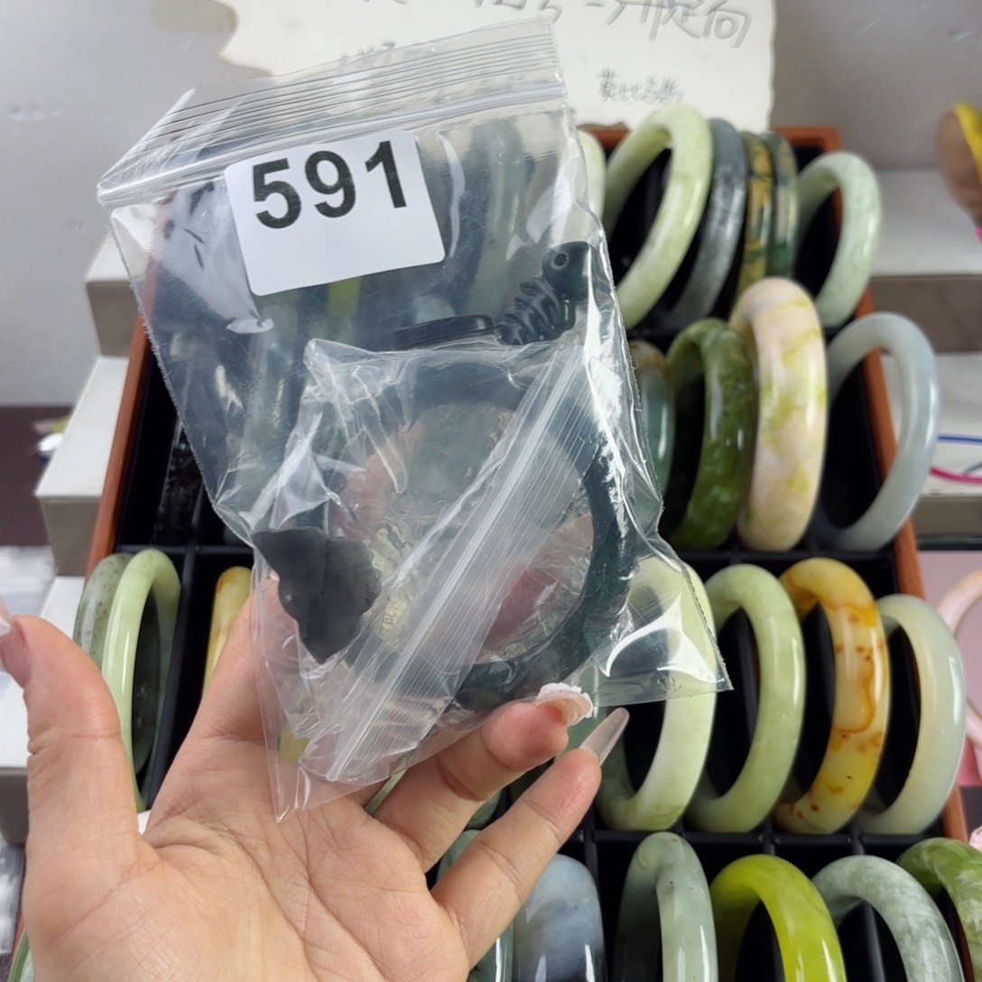 蛇纹石玉未镶嵌手镯哼***唧