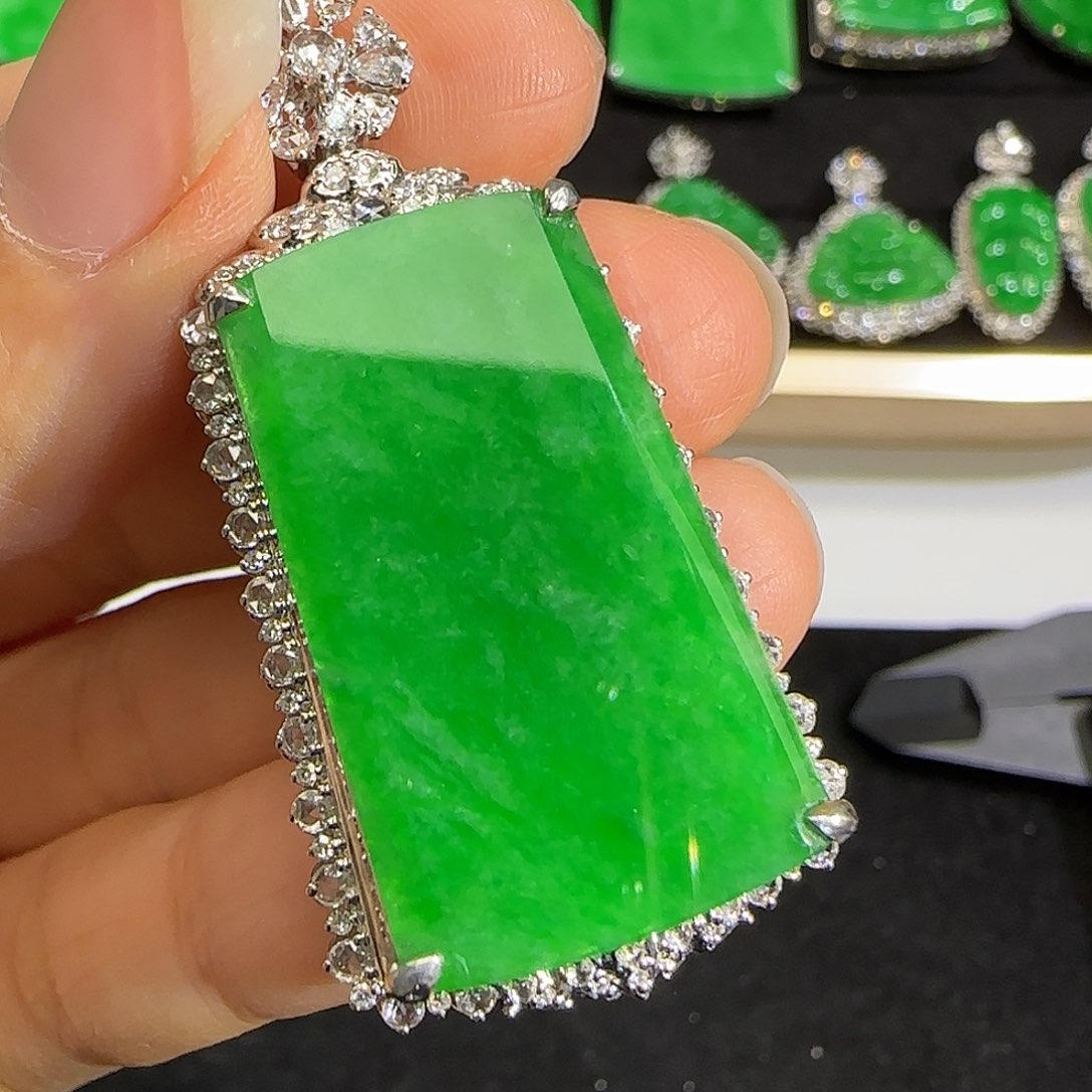 翡翠颈饰18K金镶嵌。