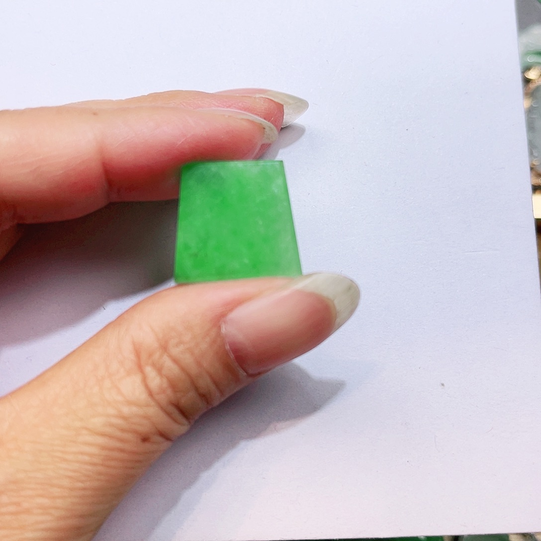 翡翠颈饰未镶嵌裸石