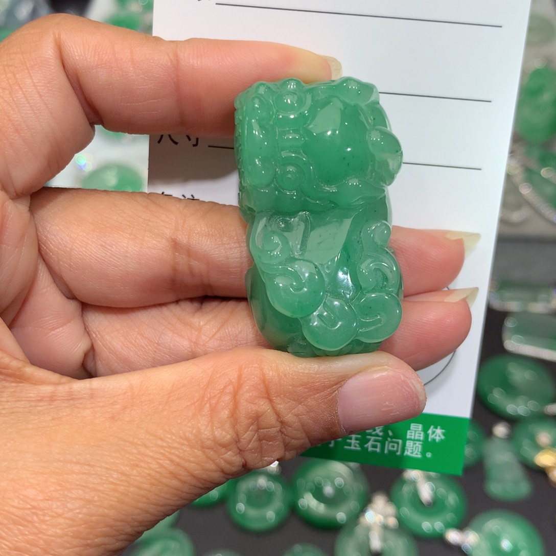 颈饰未镶嵌石英质玉（非洲翠）