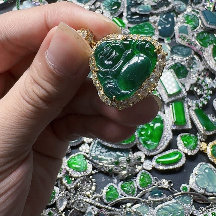 翡翠颈饰未镶嵌天然A货翡翠放漏