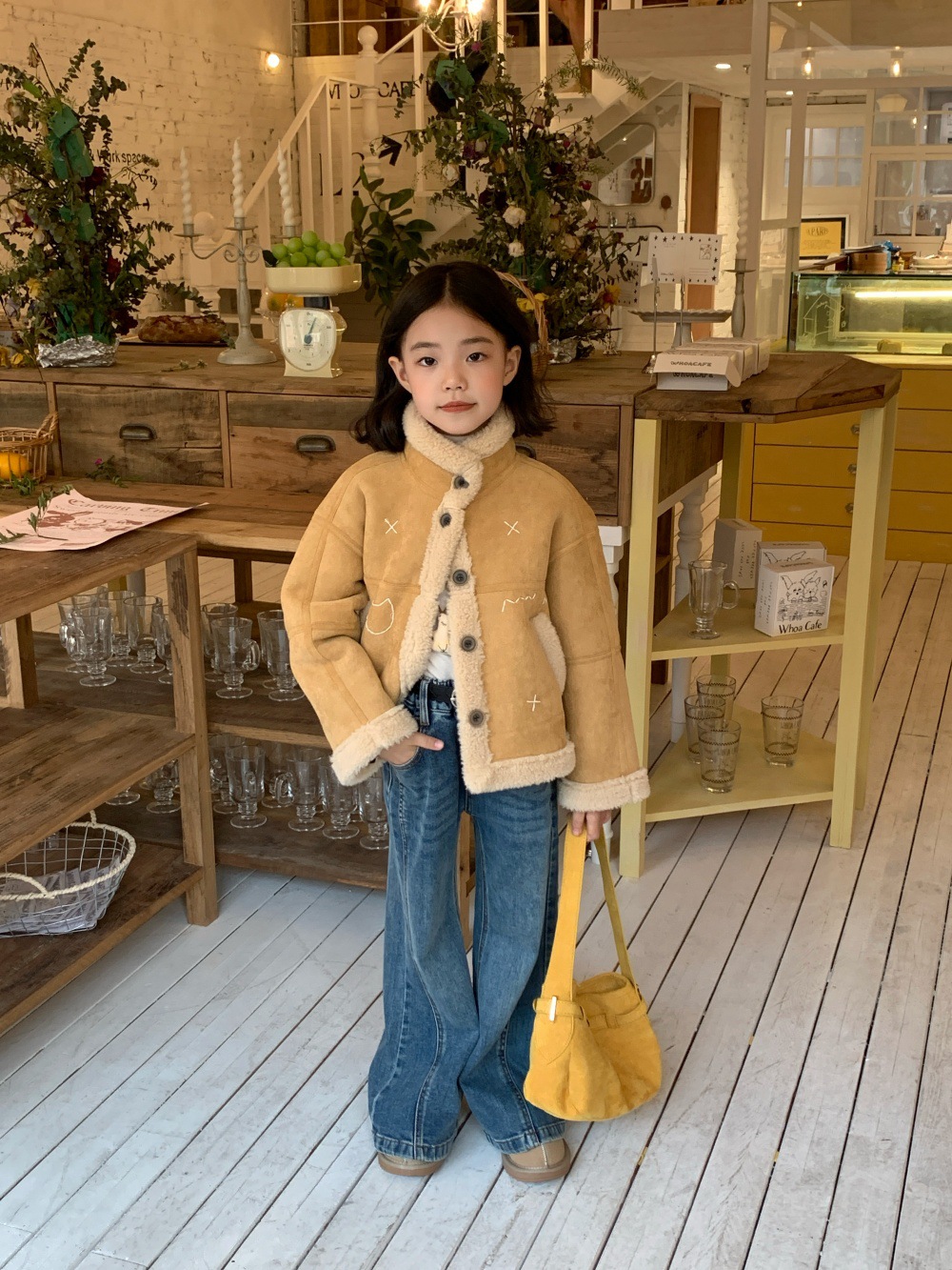 2025冬季新儿童外套加厚保棉衣女童一体绒大衣加厚微喇牛仔裤套装