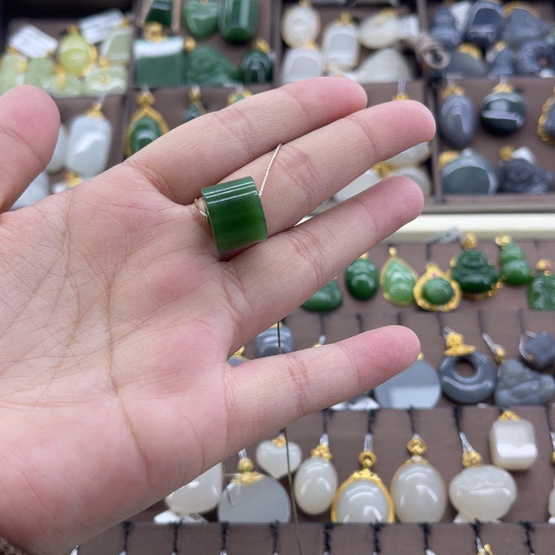 和田玉未镶嵌吊坠(赠链)