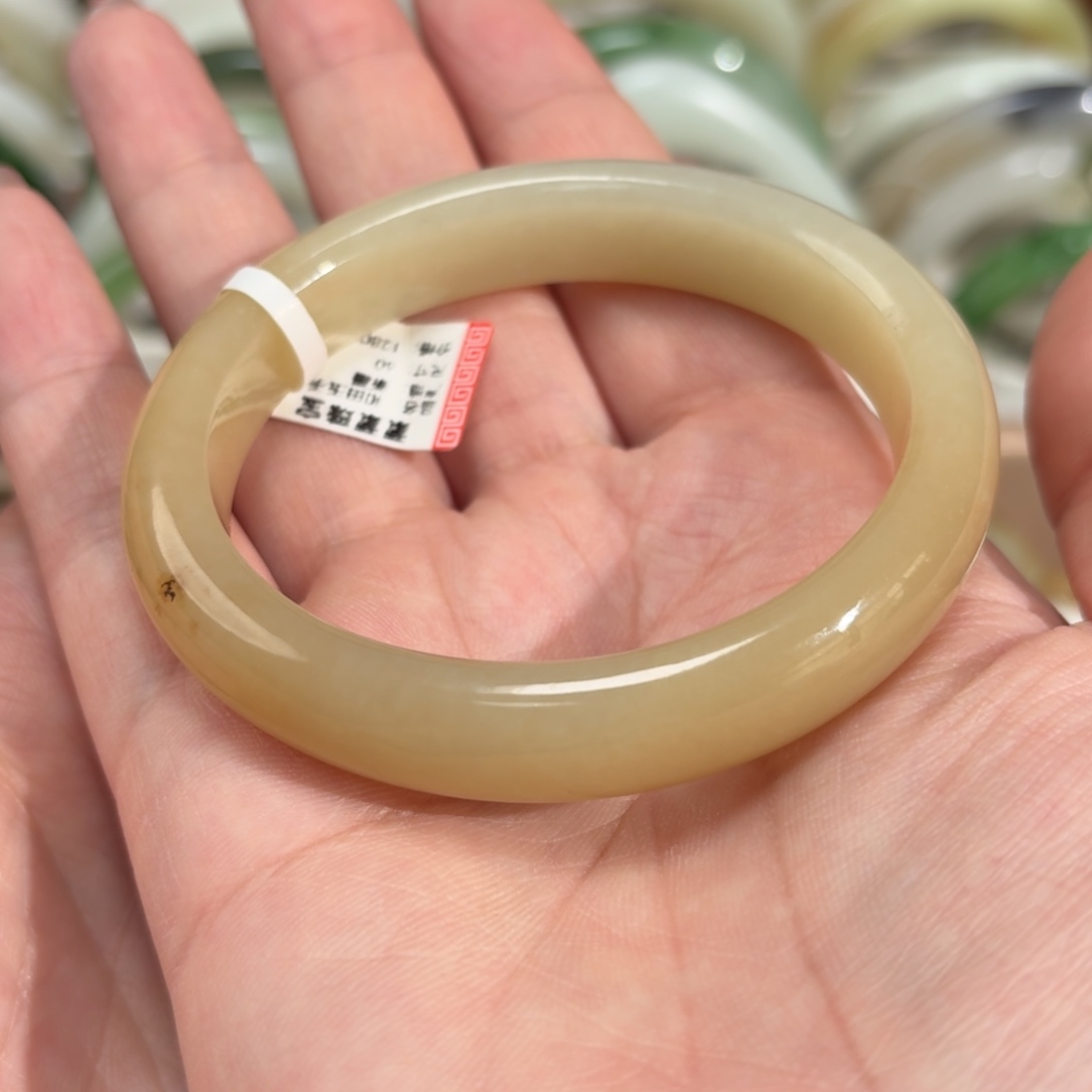 和田玉手镯未镶嵌阿**啊