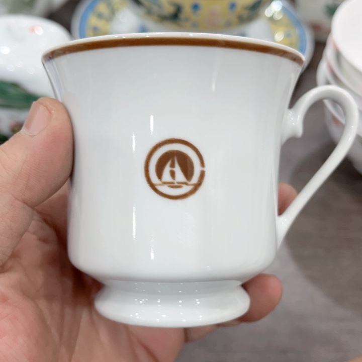 盘釉下五彩的瓷器在瓷器