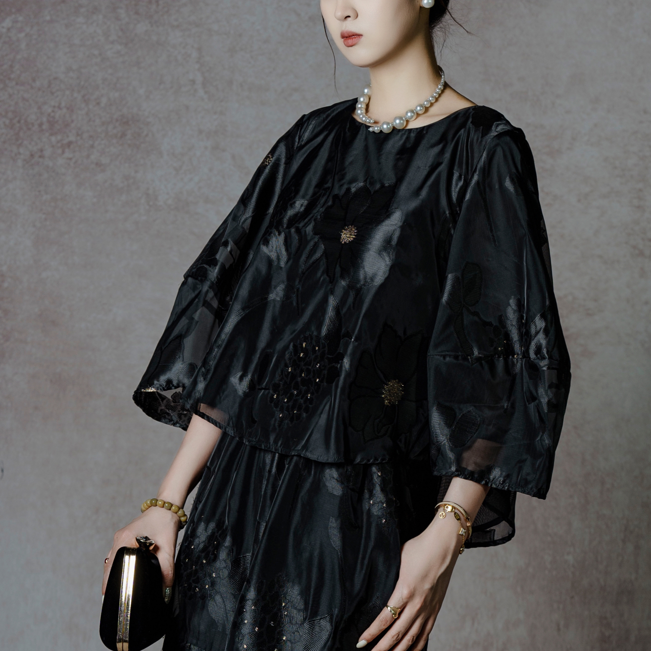 【焕夏墨晨】S2088黑色绣球刺绣提花茧型袖短款上衣