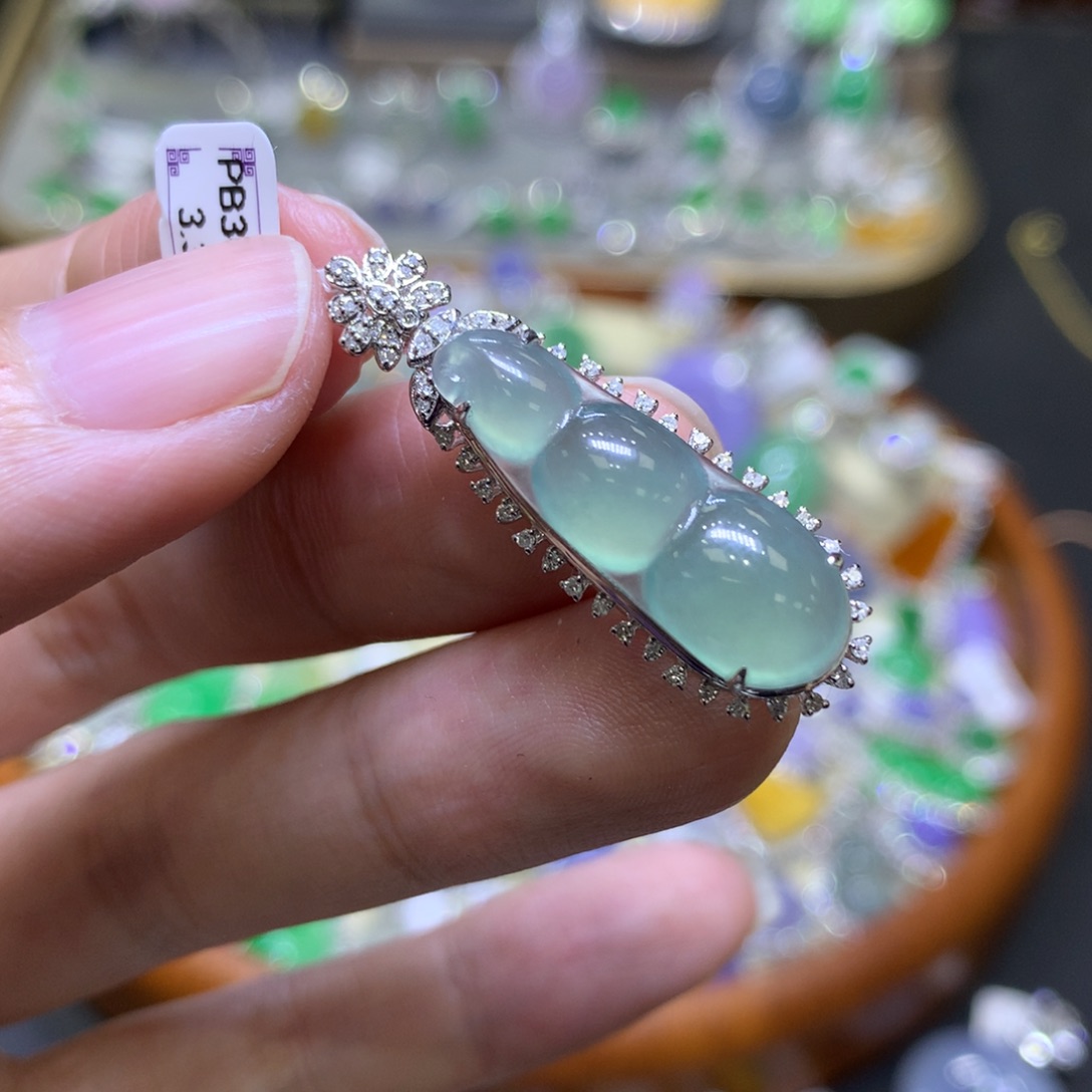 翡翠颈饰18K金镶嵌翡翠吊坠项链