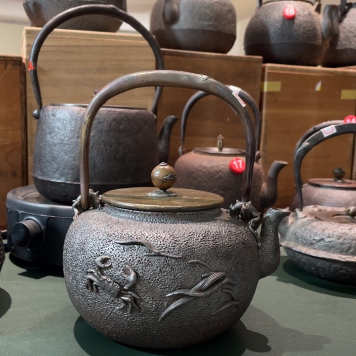 龟文堂兰草戏蟹纹饰壶