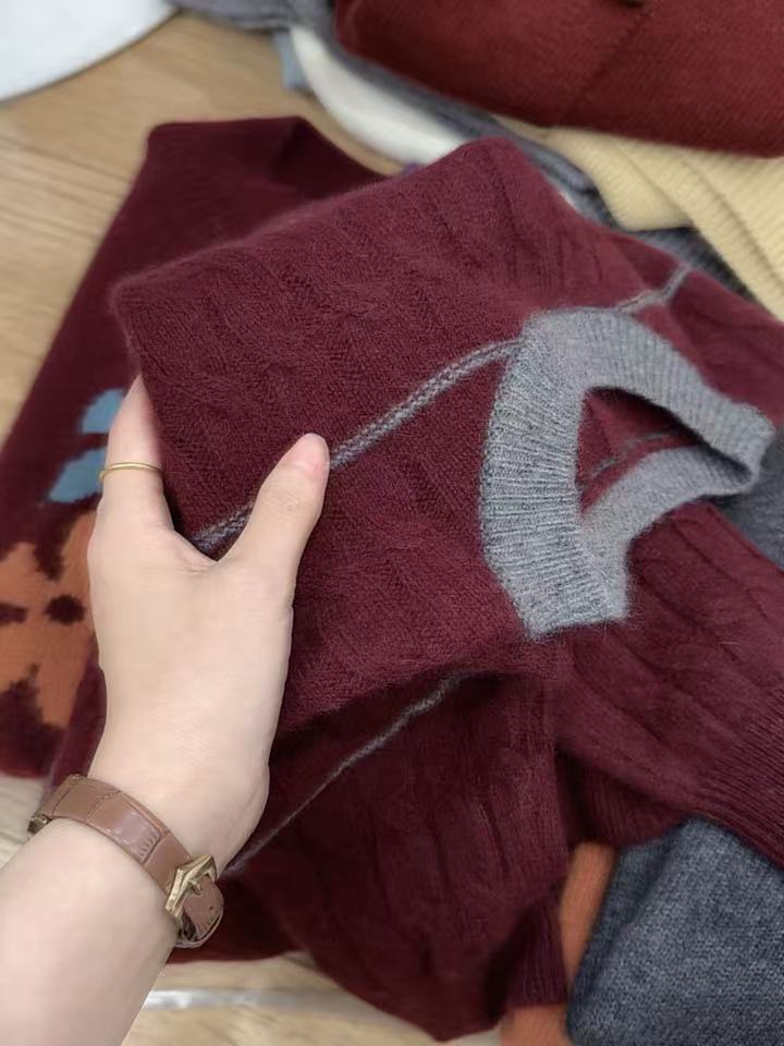 七言家 酒红条纹麻花圆领毛衣