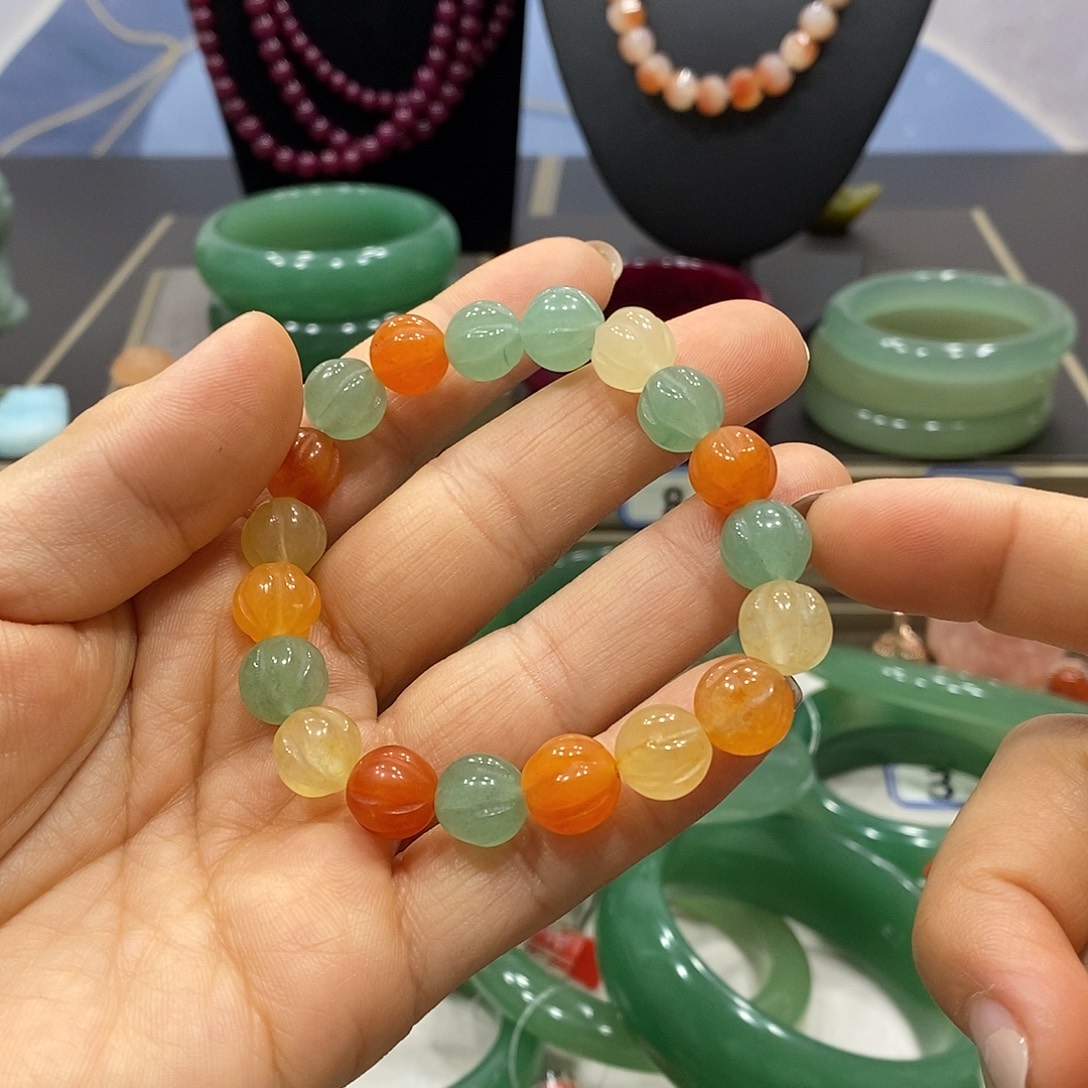 石英岩玉未镶嵌颈饰