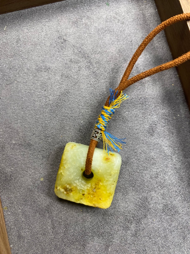 纯天然岫玉手工纯纹雕刻方扣挂坠