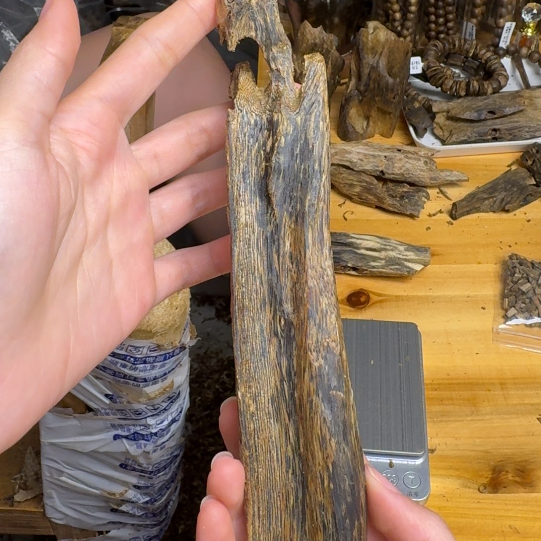 沉香沉香碎屑蓝宝石品种块料39克