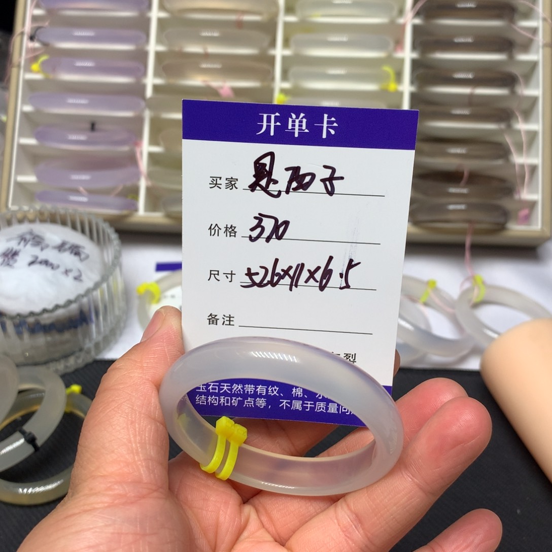 玛瑙/玉髓手镯未镶嵌是西子52圈口