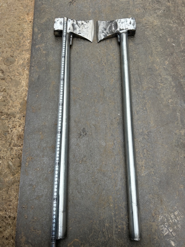 手工劈柴斧、铁圆管斧柄、钢板锻打、4.5斤左右