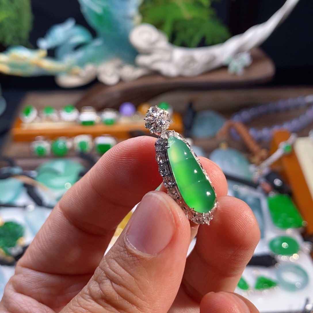 翡翠颈饰18K金镶嵌唯美福豆