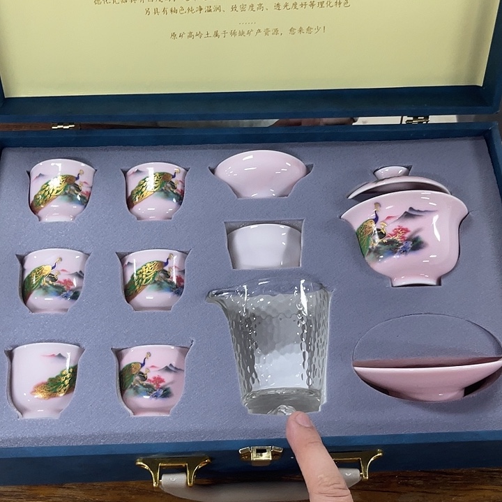 孤品茶具套装等。        