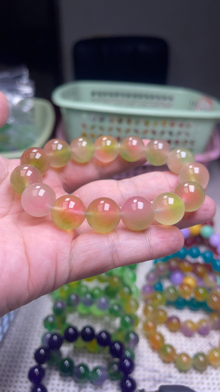 B 224 14 冰桃红飘绿花手串