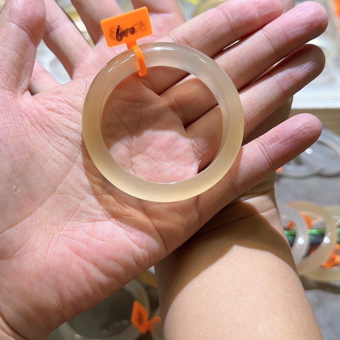 玛瑙/玉髓手镯未镶嵌好**亮