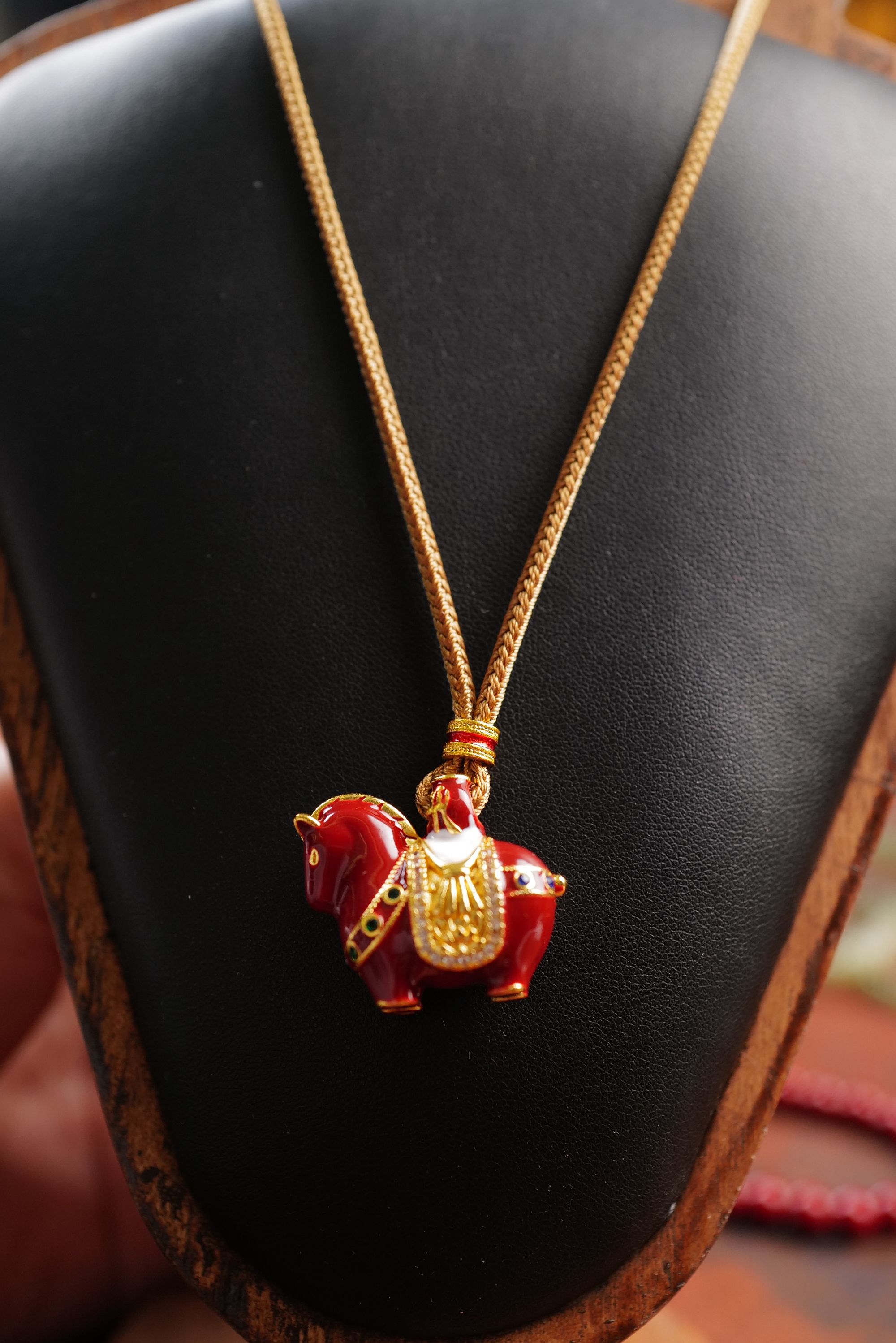 铜珐琅吊坠 滴油珐琅小马吊坠项链+书型磁吸翻盖首饰包装盒 ZYW07