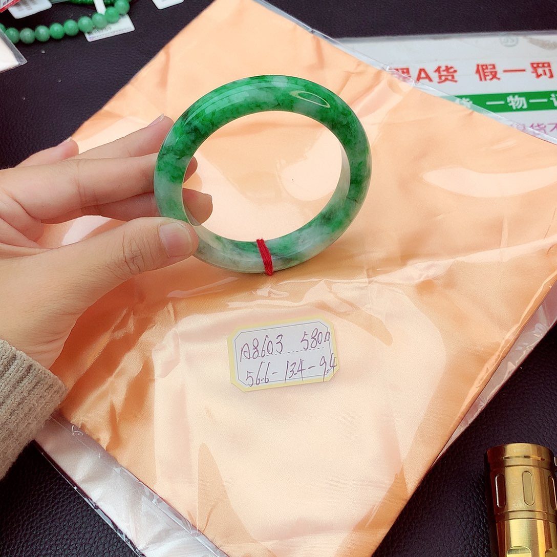 翡翠手镯未镶嵌翡翠
