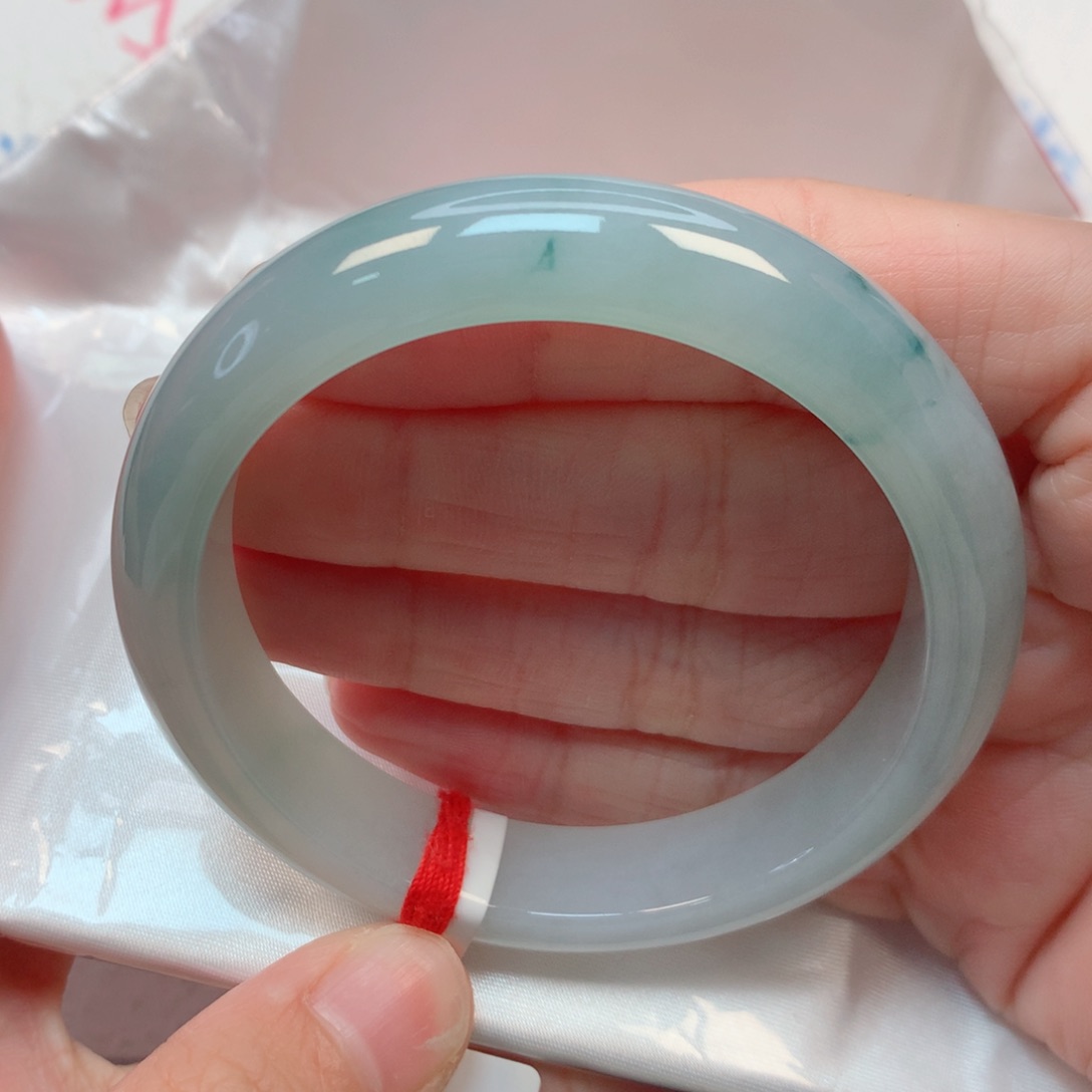 翡翠手镯未镶嵌55圈 淡蓝底飘蓝花