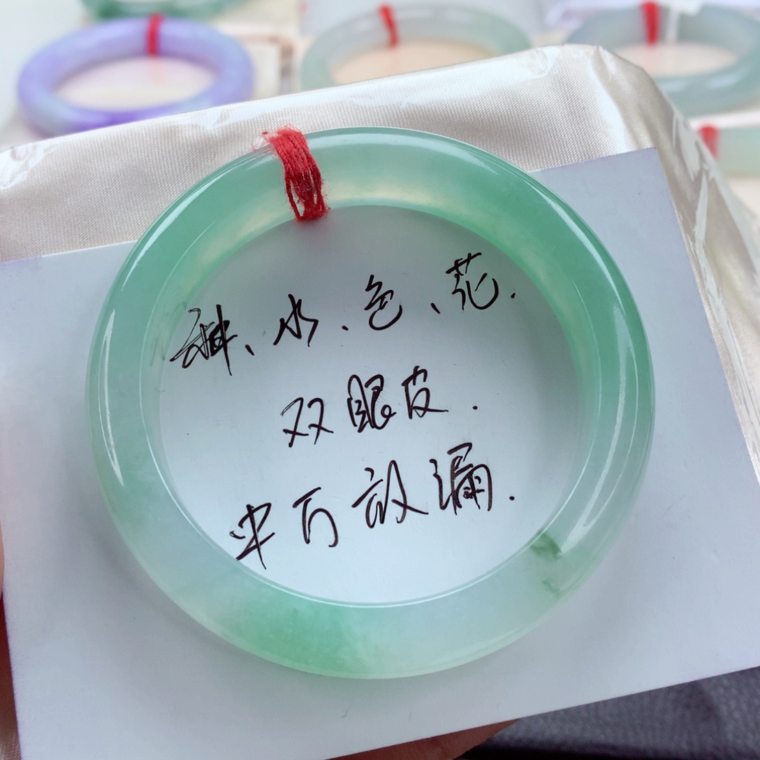 翡翠手镯未镶嵌54上手显白，小柒