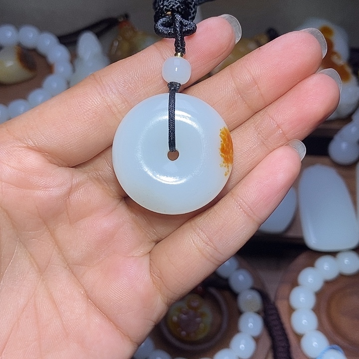 淡***泊和田玉未镶嵌颈饰