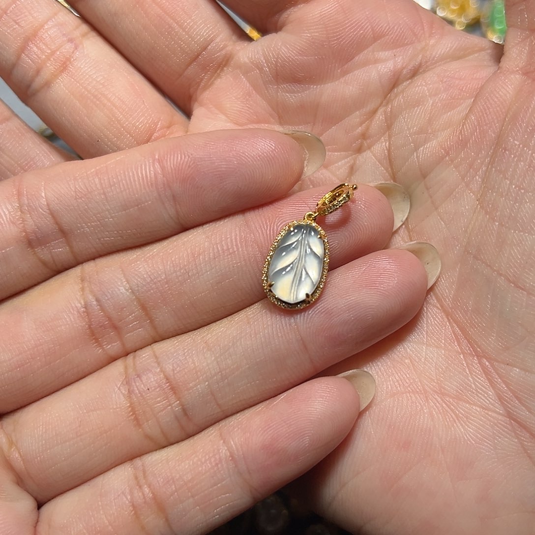 翡翠18K金镶嵌颈饰