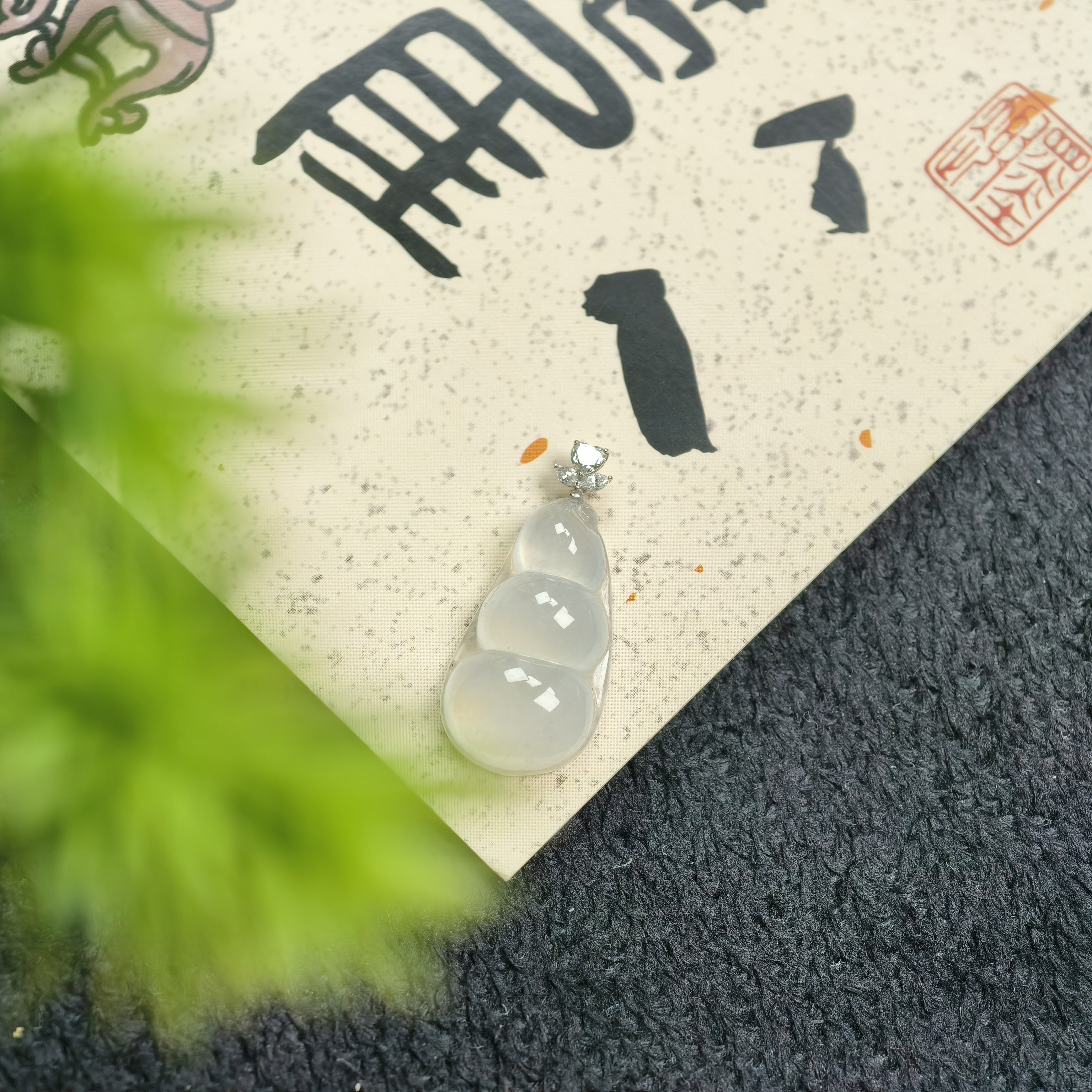 18k镶嵌缅甸翡翠白冰福豆