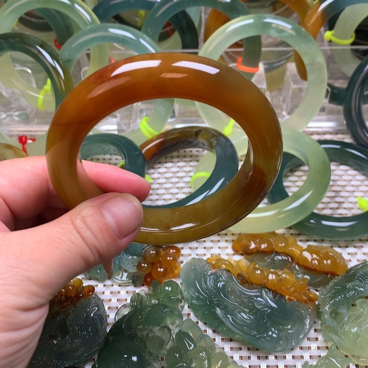 蛇纹石玉手镯59圈口微瑕未镶嵌