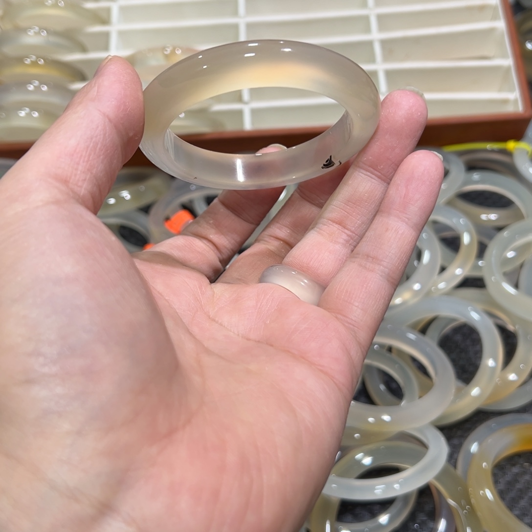 玛瑙/玉髓未镶嵌手镯5556圈有包容2.4