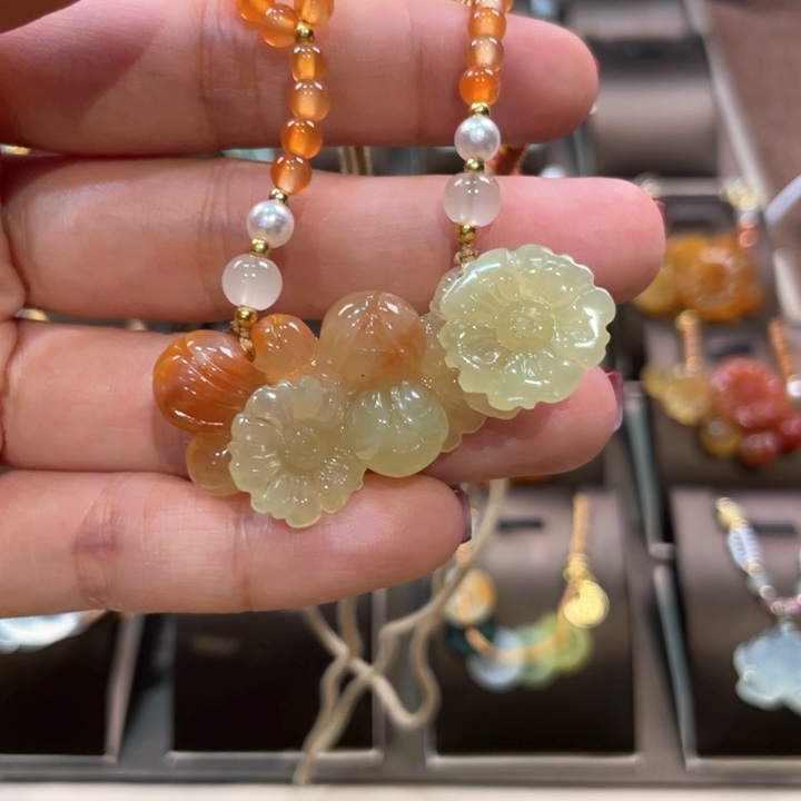 蛇纹石玉颈饰未镶嵌