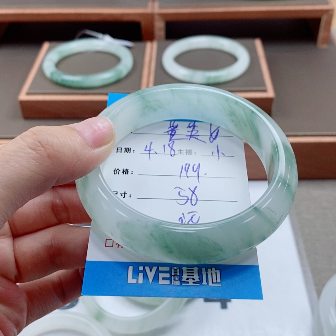 石英质玉手镯未镶嵌董*女