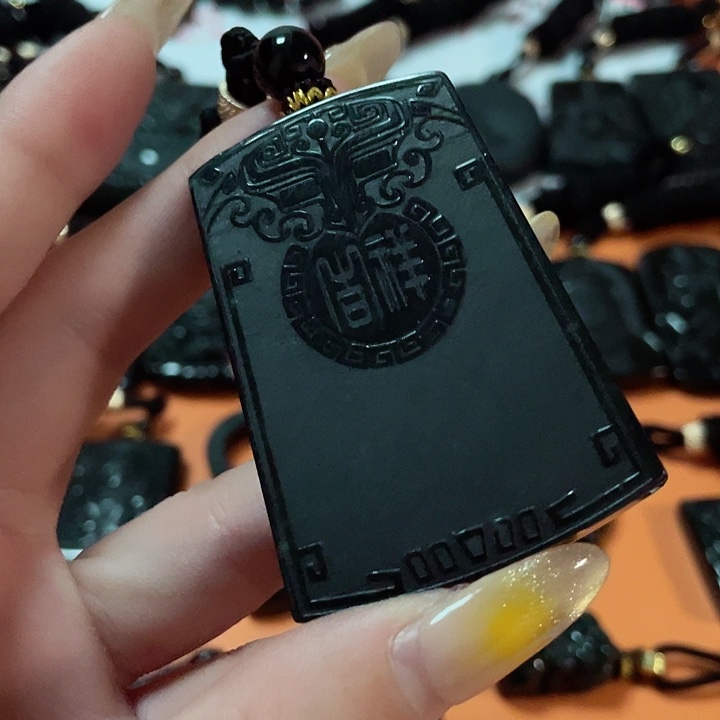 翡翠颈饰未镶嵌朝*