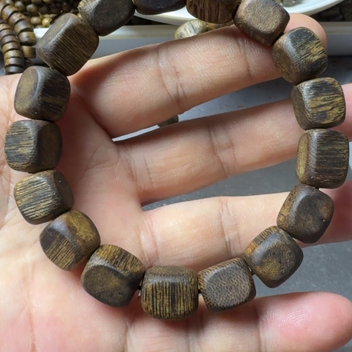 沉香手串9**5张勺子手串11克加