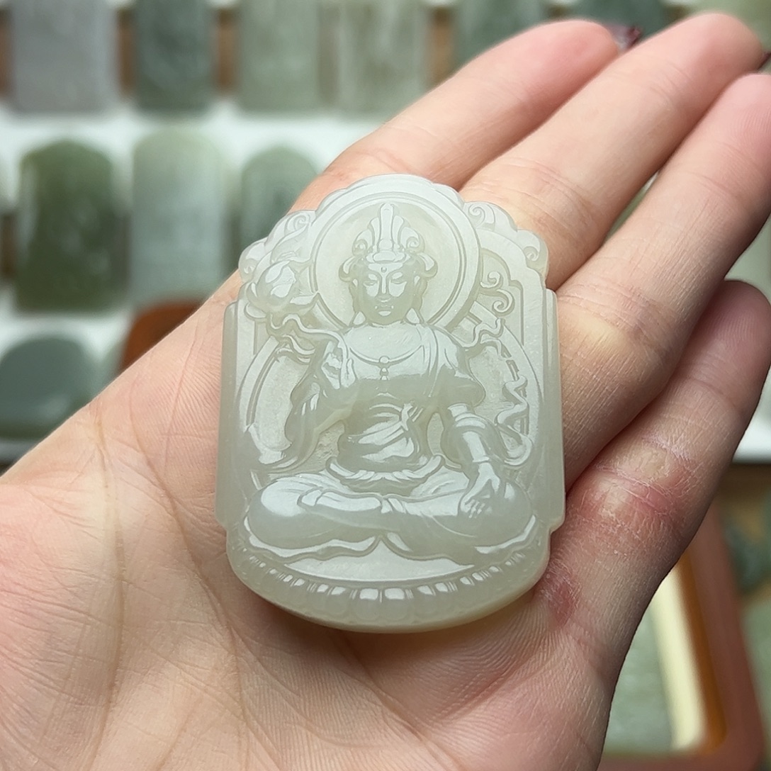 抬***光和田玉未镶嵌颈饰