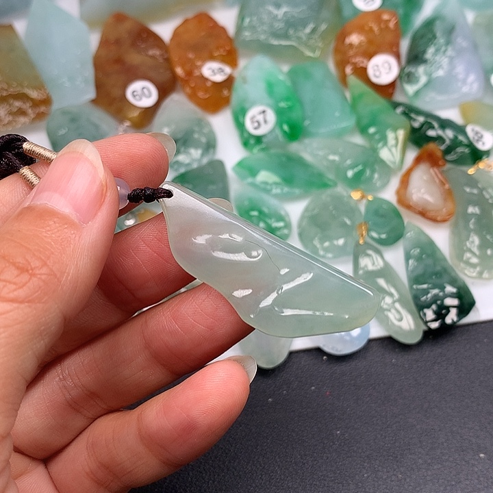 翡翠未镶嵌颈饰随型