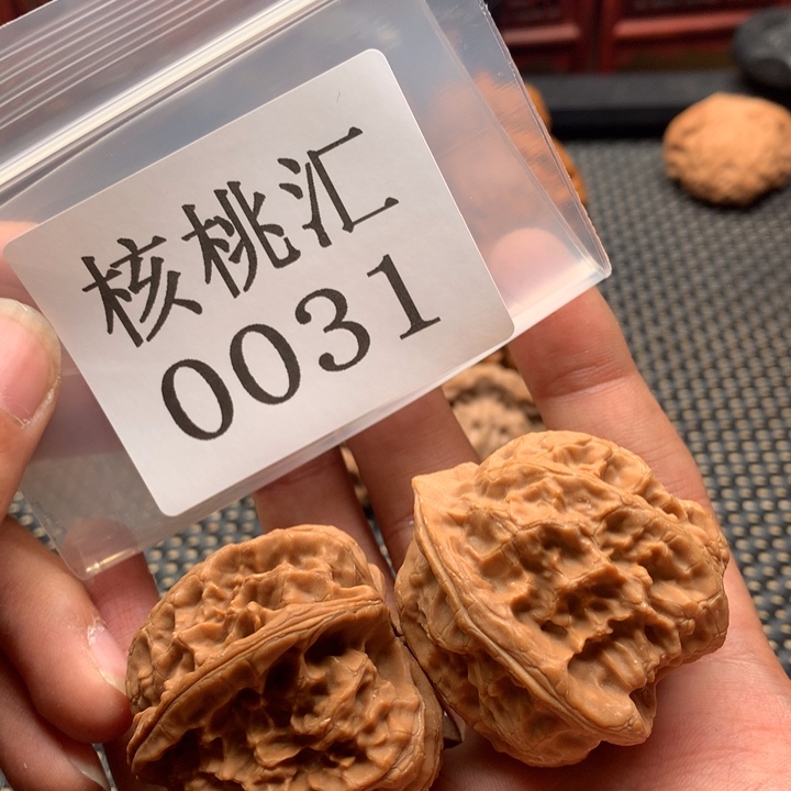文玩核桃吊坠梨木台41