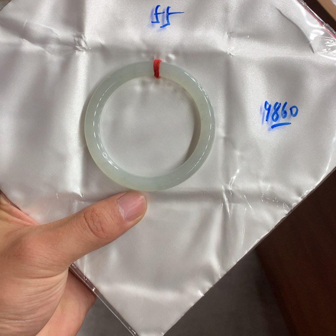 翡翠手镯未镶嵌翡翠