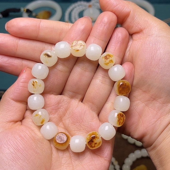 奶****和田玉未镶嵌颈饰