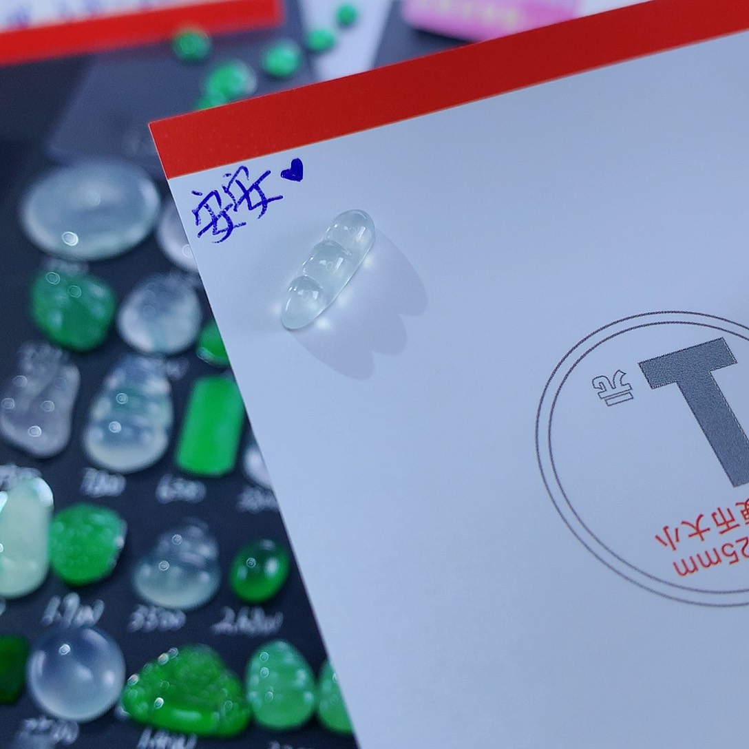 翡翠颈饰未镶嵌天然翡翠高冰豆子