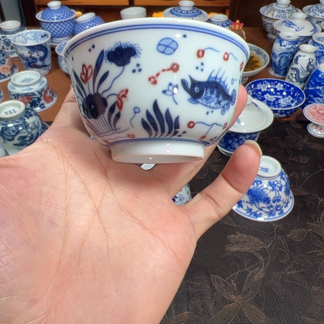 青花釉里红鱼藻纹杯