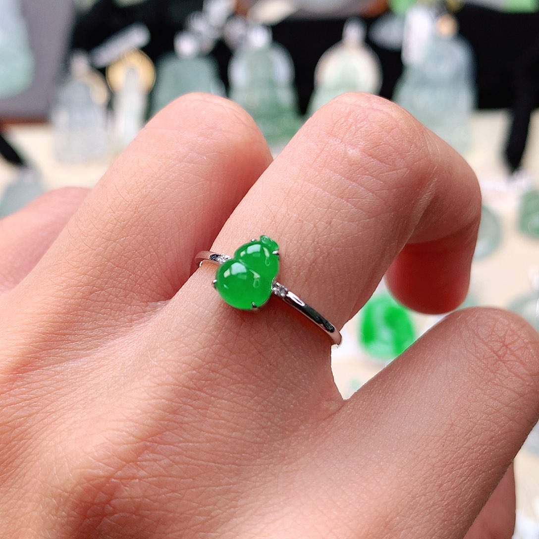 翡翠18K金镶嵌颈饰葫芦戒指